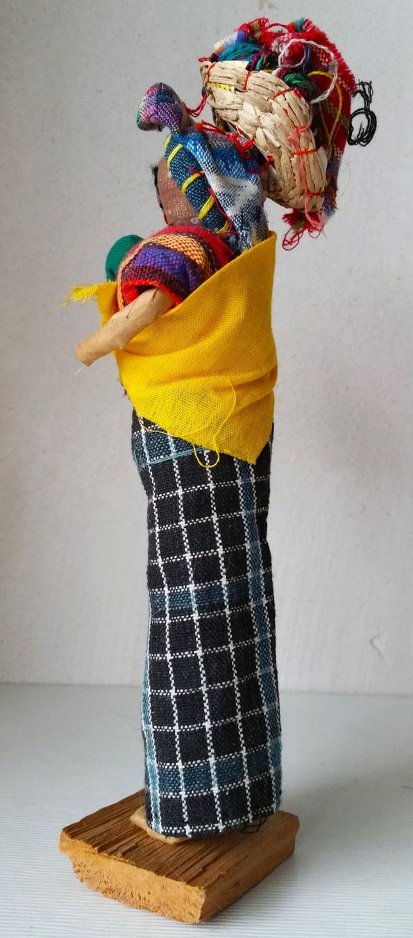 Bambole: BOLIVIEN 1982: HANDGEMACHTE PUPPE / Figur Mutter mit Kind – Usato da Oberriet SG venduto da ganesh435 2