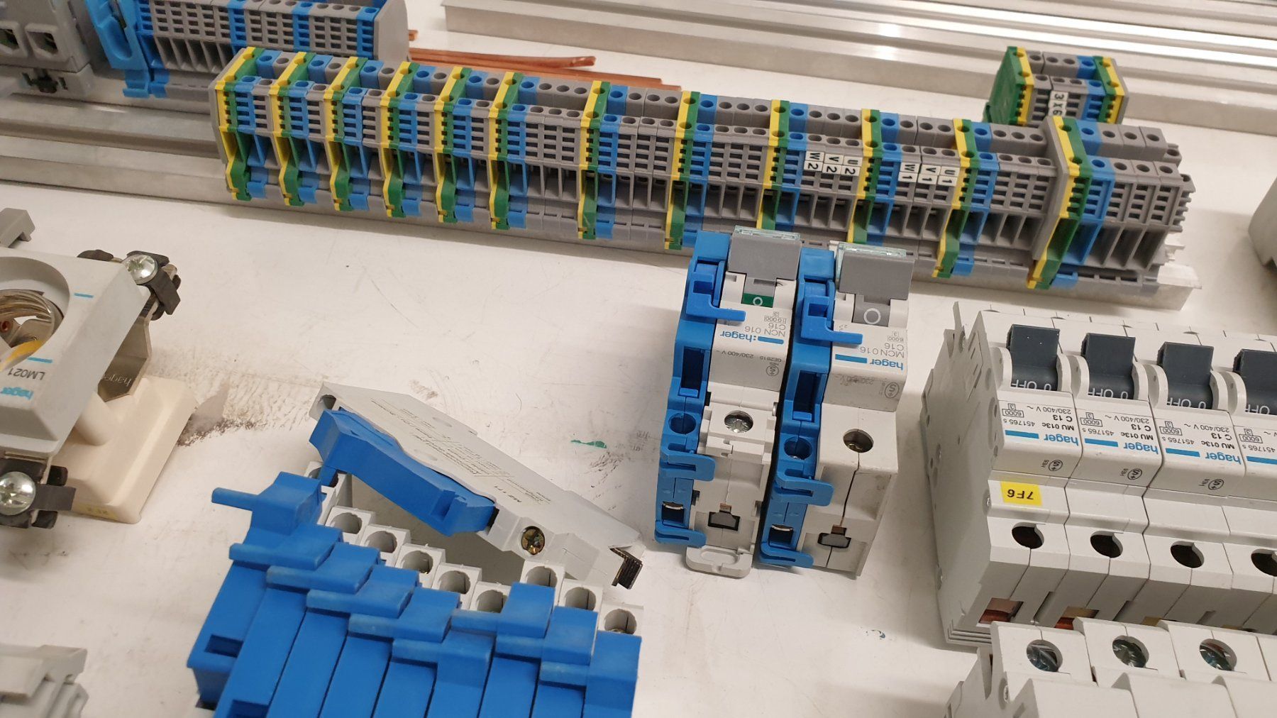 Interruttori: Grosser Posten Elektromaterial HAGER – Usato da Hinteregg venduto da Amerizium 1