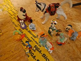 Diverse Spielfiguren, Hund Husky, Globi...