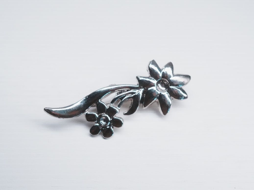 Spille & Fermagli: Vintage Brosche Blumen silberfarben Strass ca. 5,5 cm – Usato da Volketswil venduto da HeredisAntiques 2