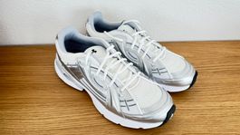 Neuer Under Armour Laufschuhe, Silber/Weiss, Grösse 44