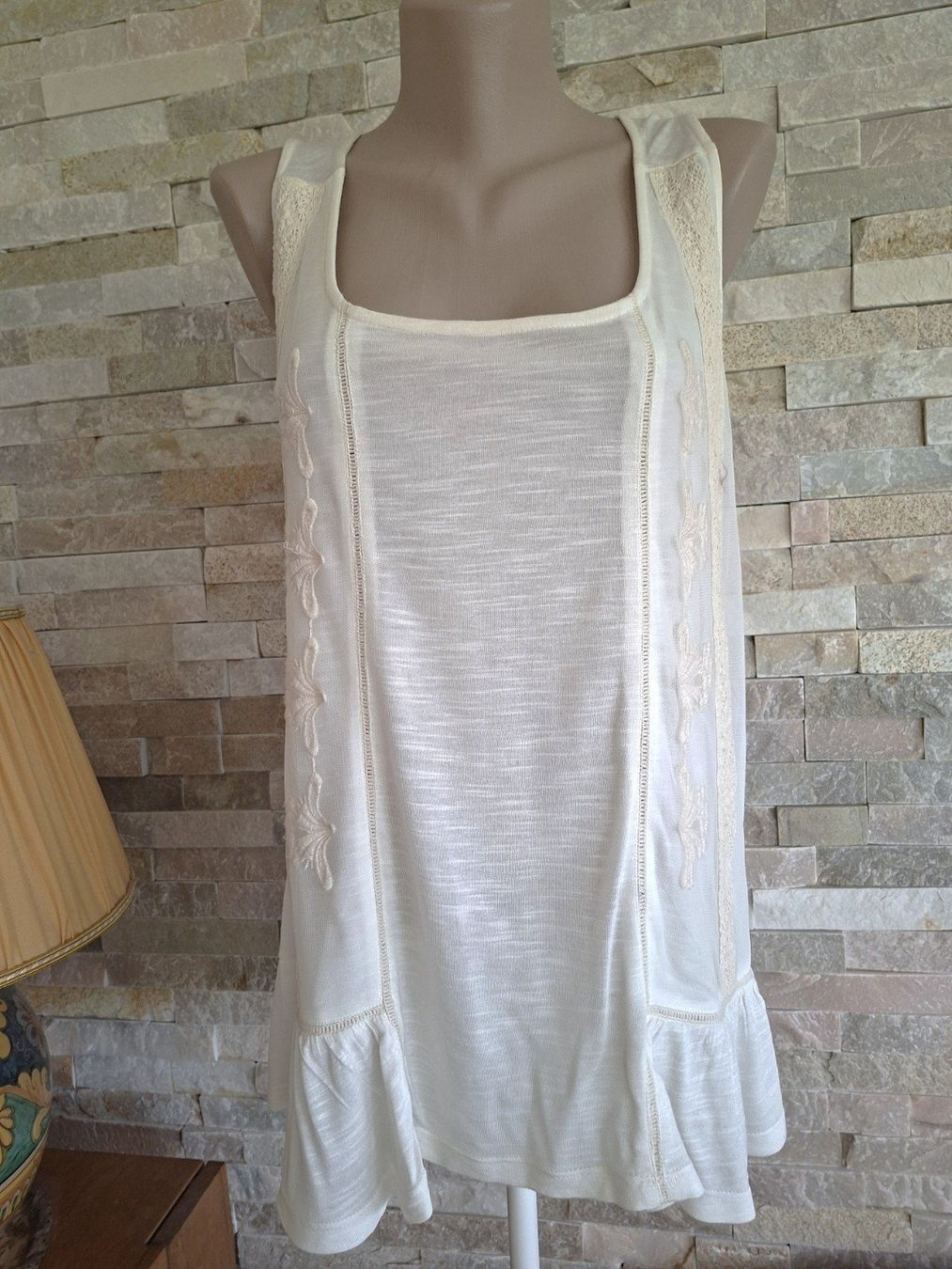 Top: Débardeur avec broderie -TESINI - Taille 36 CH – Usato da boudry venduto da Let_20 1