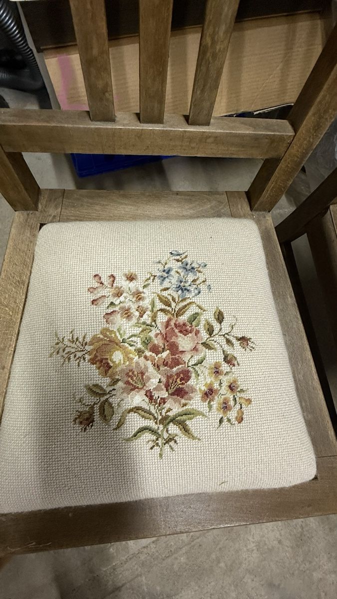 Chaises: 2 Holzstühle mit Blumenmuster Sitzfläche – D'occasion à Uster par Macita56 2