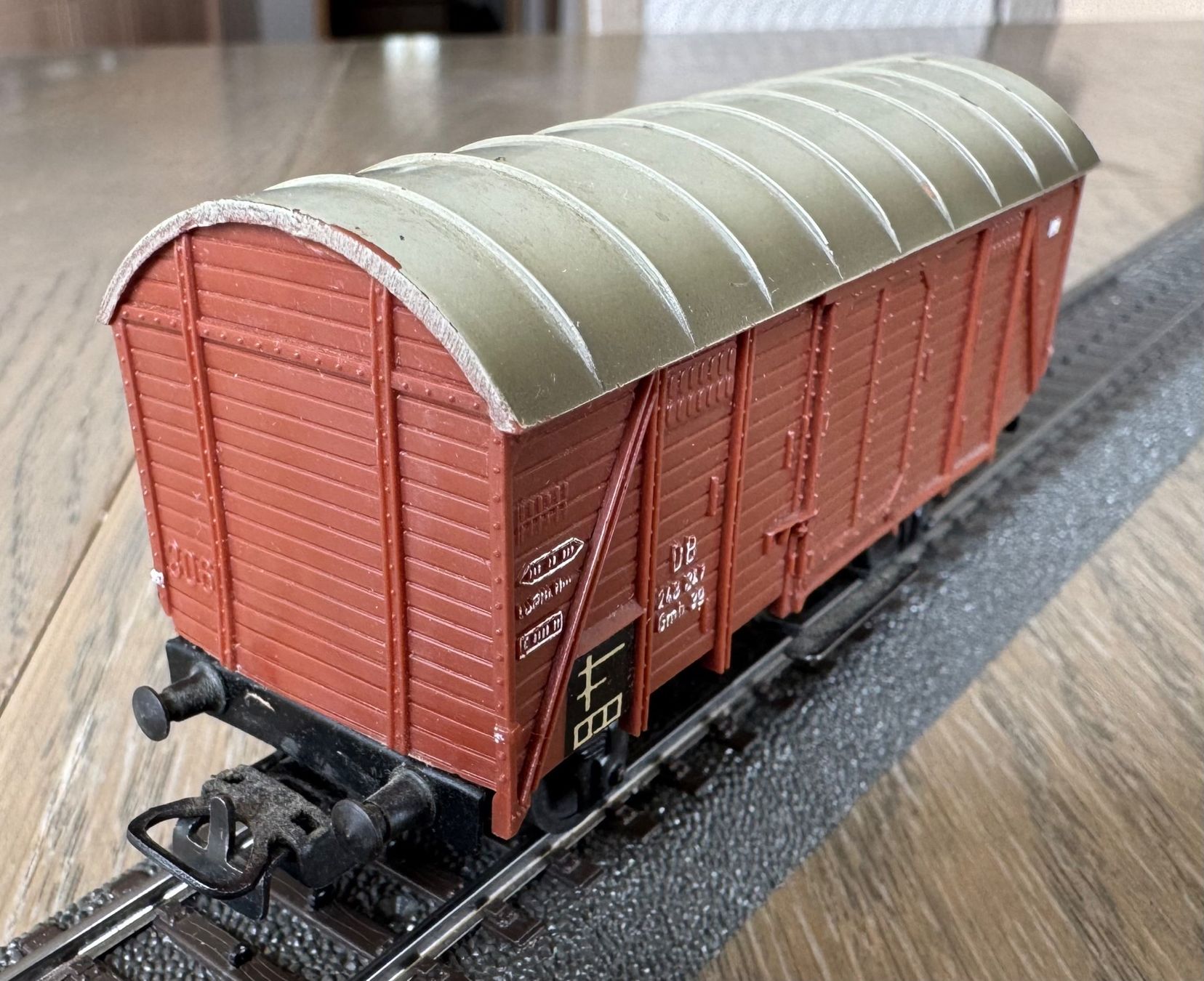 Märklin Modellini di ferrovie: brauner, geschlossener Güterwagen der DB; OVP – Usato da St. Moritz venduto da Manu7500 1