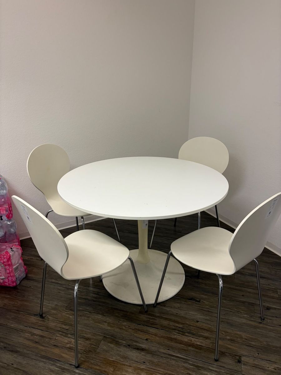 Set de table et chaises: Esstisch mit 4 Stühlen weiss – D'occasion à Gränichen par Eliotta72