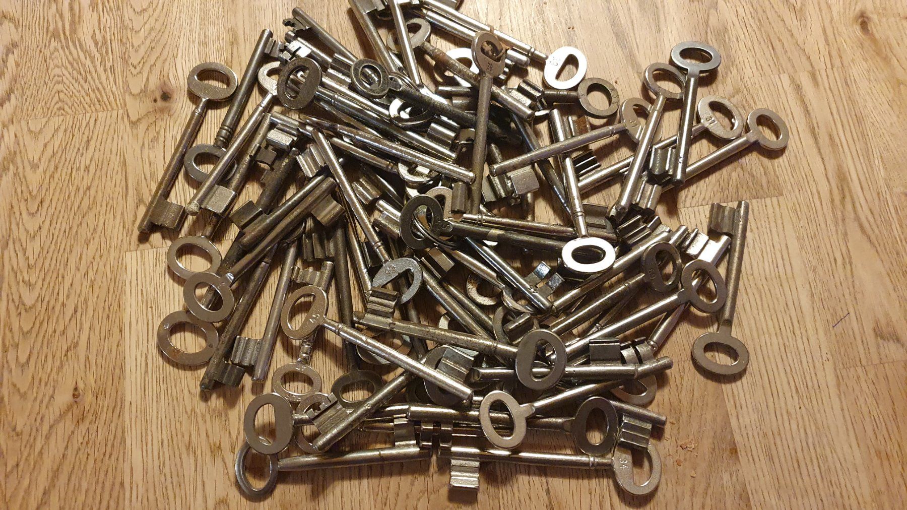 Schlüssel: 64 Alte  Türschlüssel – Gebraucht aus Flawil von Naphtali