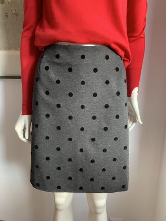AKRIS: Stylisch grauer Rock mit schwarzen Punkten, 38