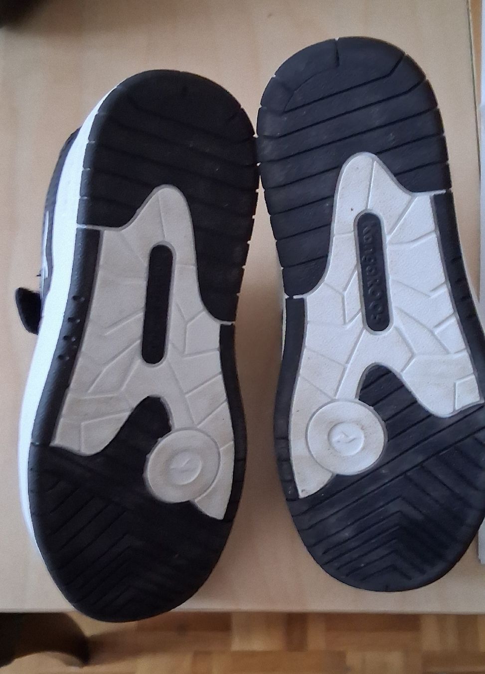 Scarpe per ragazzi: Hallenschuhe Gr.29 – Usato da Zürich venduto da Pryter 1