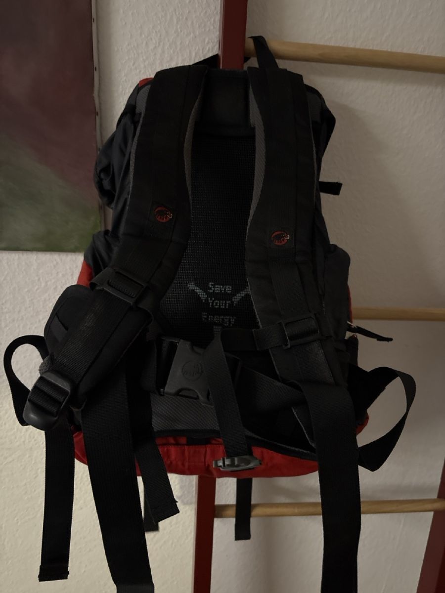 Mammut Rucksäcke: Zaino Mammut rosso e nero usato – Gebraucht aus Cernier von dec_2xwb 1