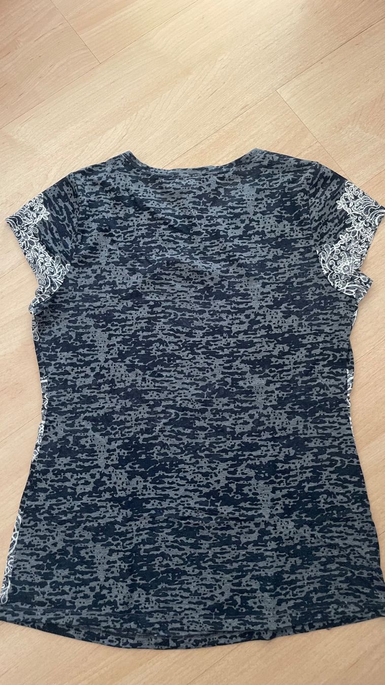 T-shirt: Damen T-Shirt gemustert Grösse L – Nuovo (secondo la descrizione) da Wetzikon ZH venduto da Schrungus 2
