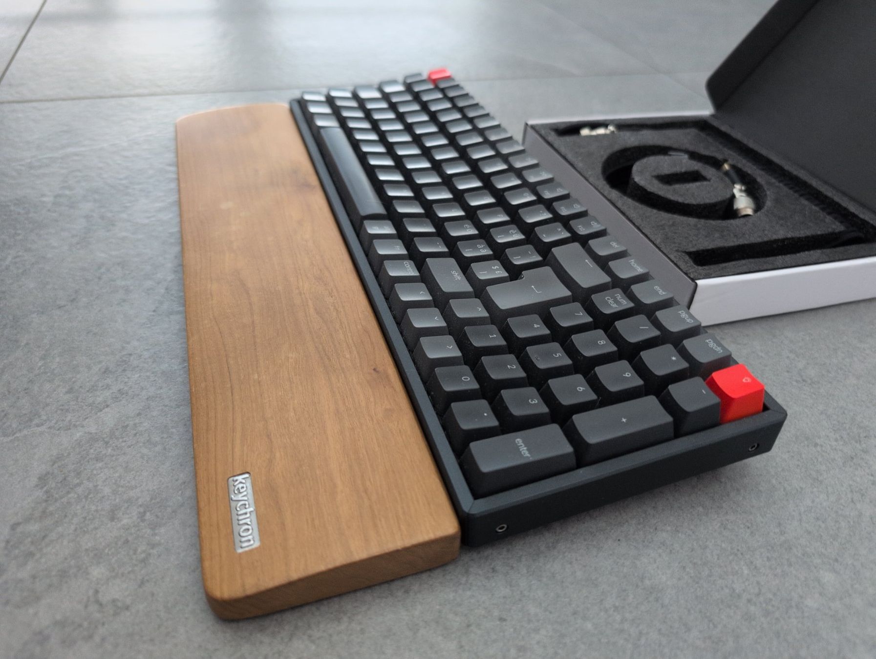 Keychron Tastaturen: Keychron K4 CH Mechanical Keyboard mit Holzarmauflage – Gebraucht aus Reitnau von BananaMoo 1