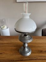 Schöne Antik-Stil Petroleumlampe aus Zinn mit Opalglas-Schir
