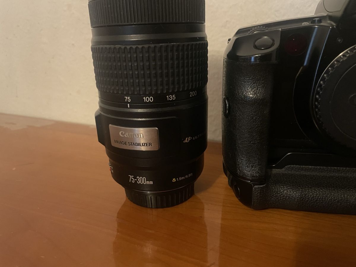 Canon Fotocamera: Canon EOS 5 analog Spiegelreflexkamera mit 75-300mm Objektiv – Usato da Zürich venduto da semi16 2