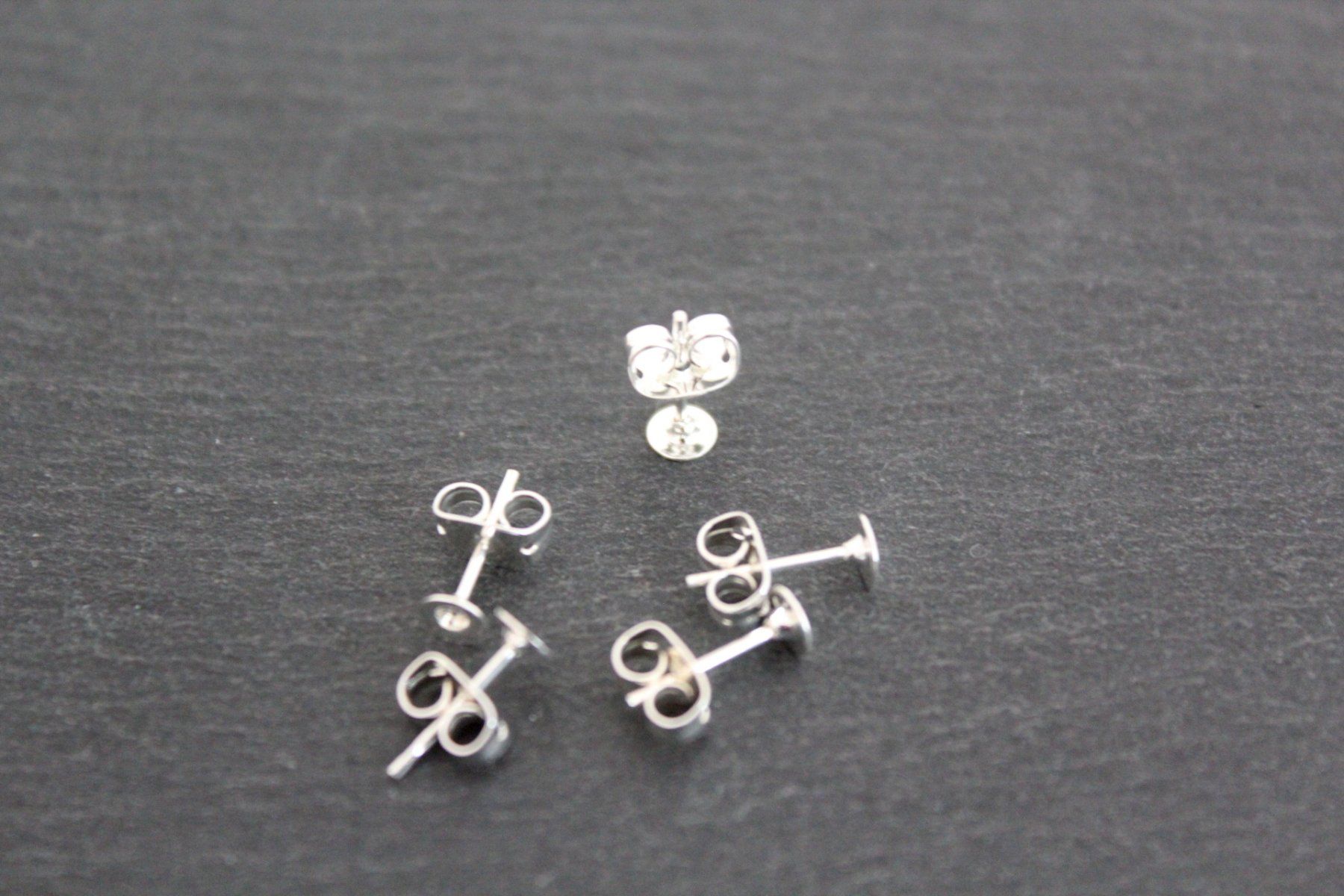 Orecchini pendenti & Orecchini a lobo: 10 x Ohrstecker mit 4mm Platte inkl. Verschluss versilbert – Nuovo e nell'imballaggio originale da Goldach venduto da byBigo 1