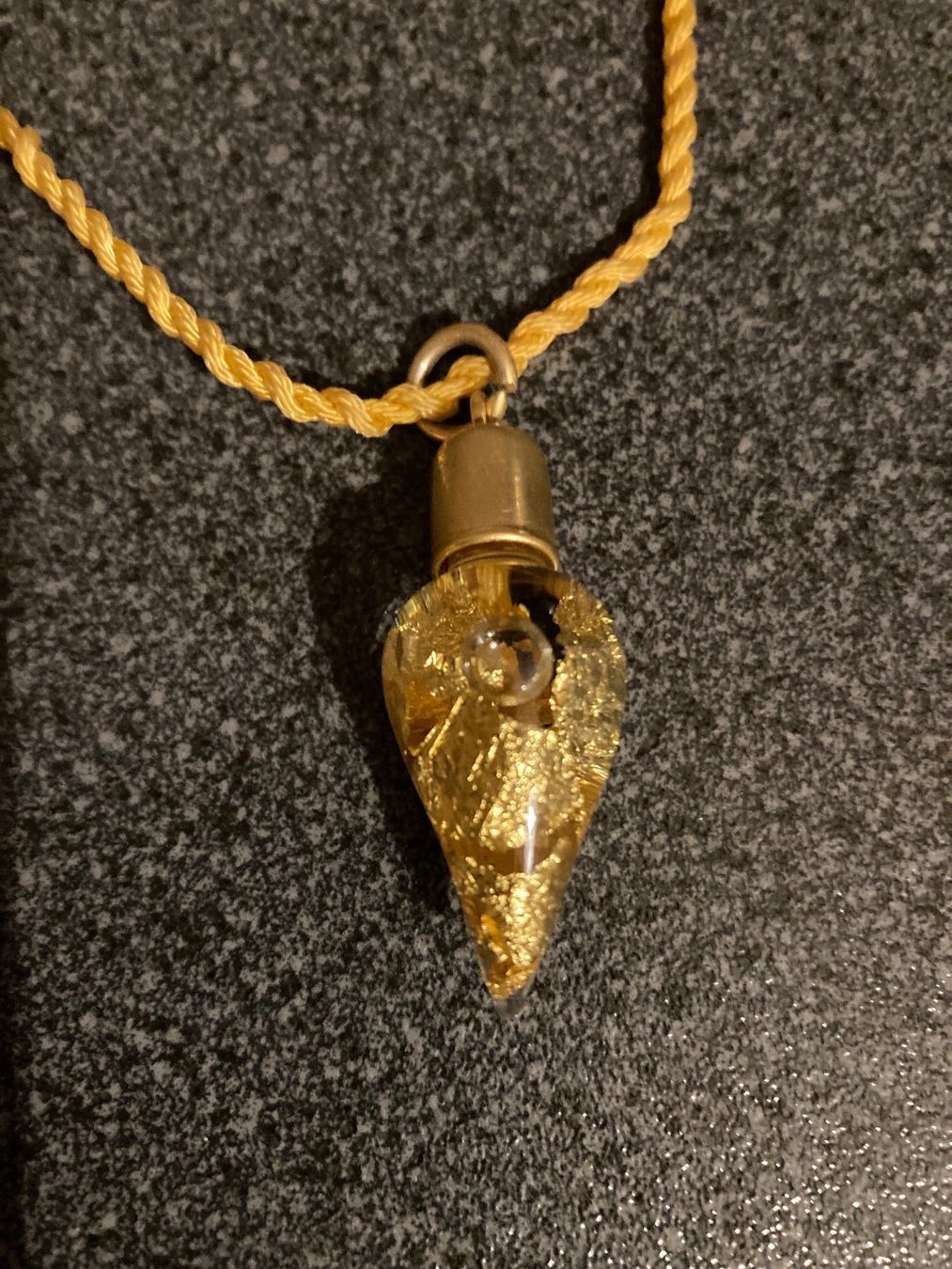 Ciondoli: Pendentif avec feuilles d’or – Nuovo (secondo la descrizione) da Plan-les-Ouates venduto da Namorona 1