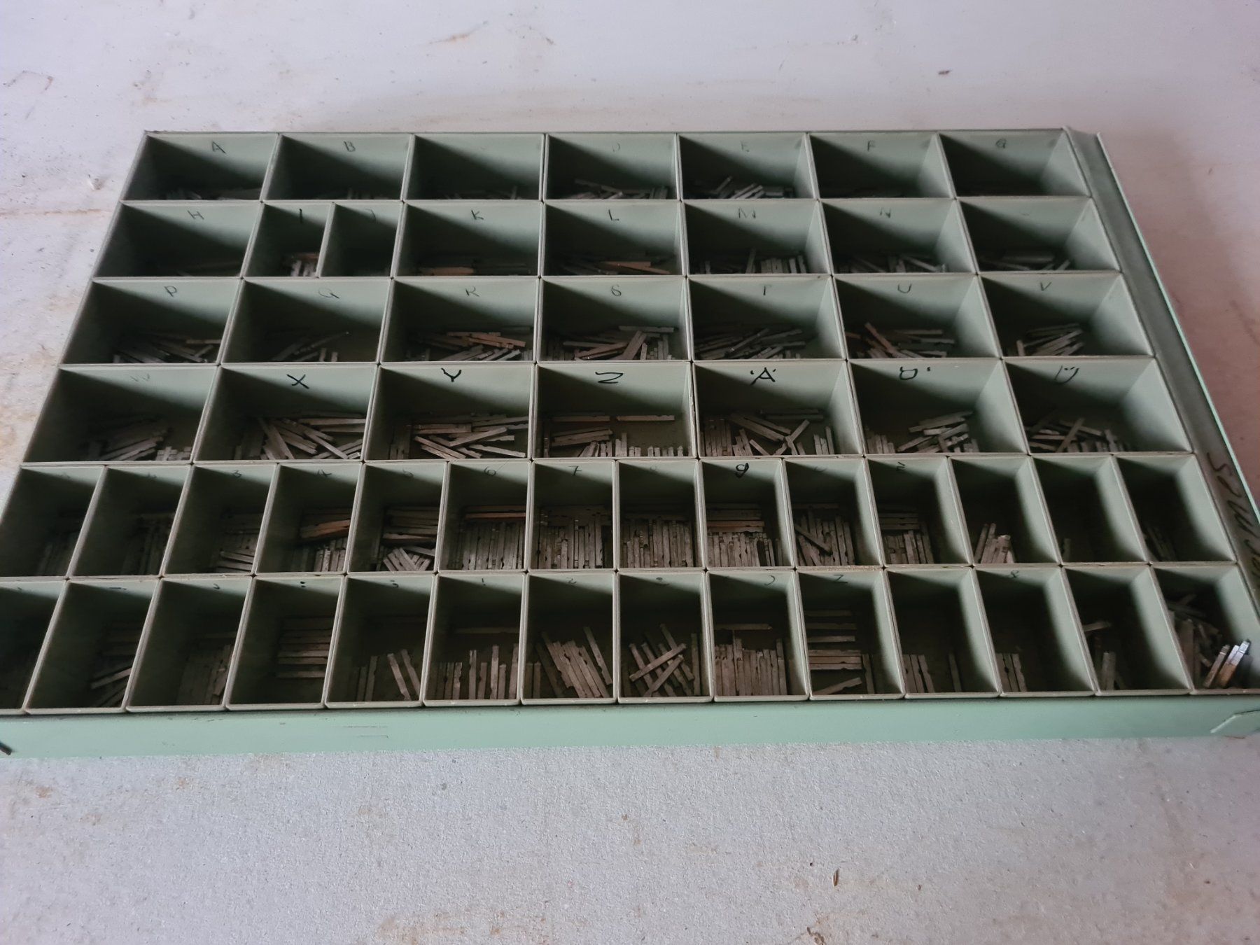 Tutti gli attrezzi: Bleisatz Buchstaben Letterpress Hermes 4 – Usato da Escholzmatt venduto da FuyuIgloo 2