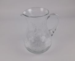 Wasserkrug mit Blumen verziert