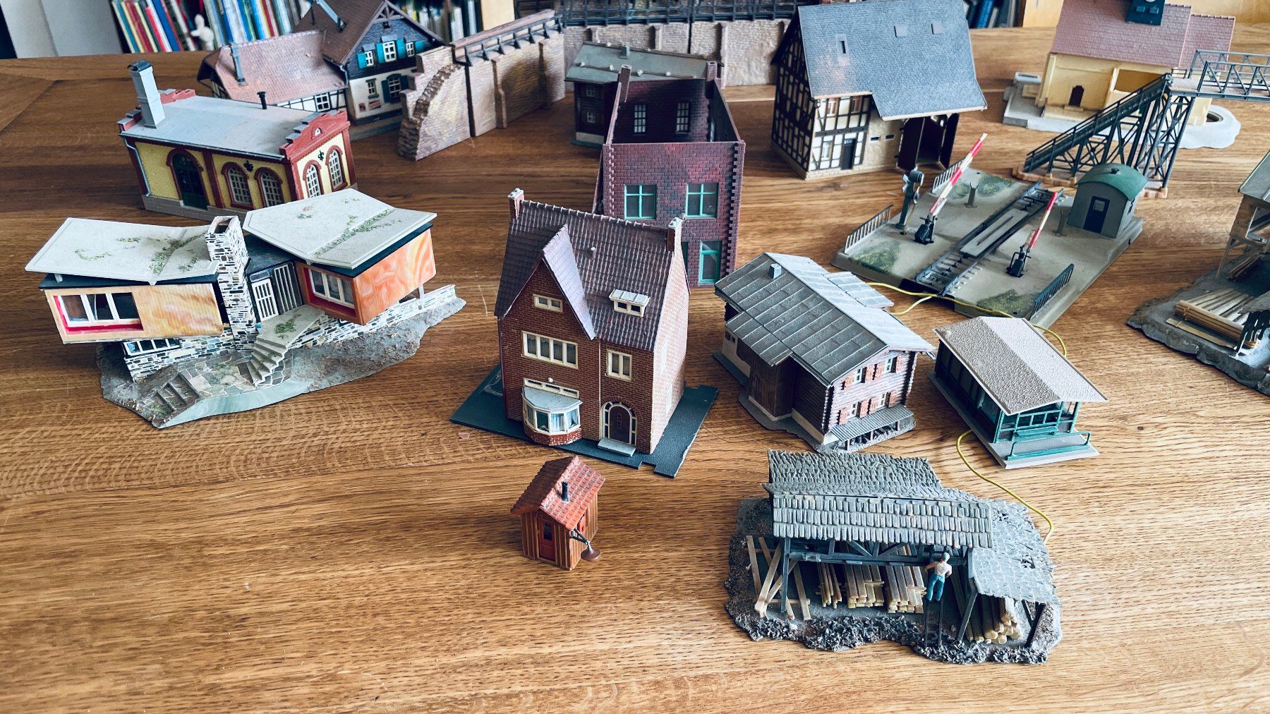 Modellini di ferrovie: Modellbahn Häuser Sammlung, Spur H0, Märklin – Usato da Basel venduto da Markolff 1