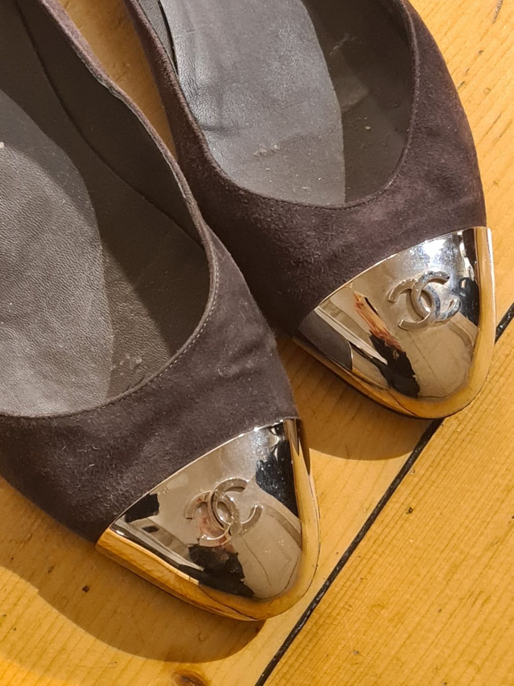 Chanel Scarpe da donna: Ballerines Chanel en daim suède gris 36 – Usato da Genève venduto da Tresor305 4