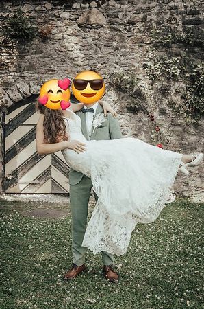 Hochzeitskleid mit Spitze und Schleppe