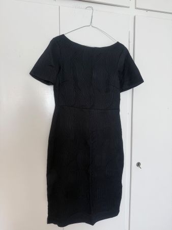 Schönes, eleganter, schwarzes Kleid für jede Jahreszeit.