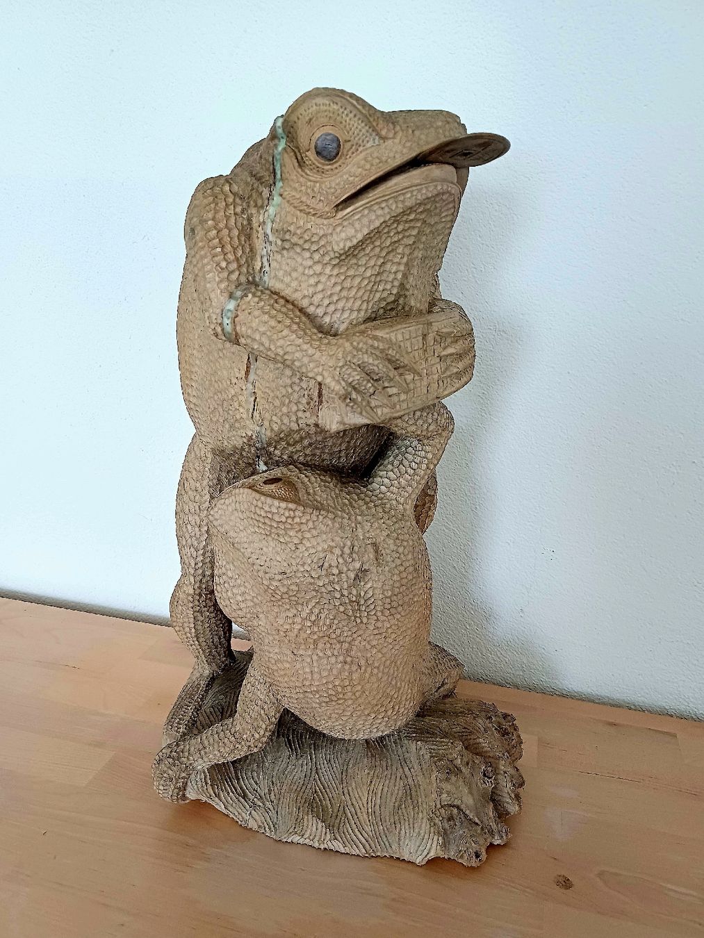 Skulpturen & Statuen: Holzfigur Frosch, handgeschnitzt – Defekt aus Domat-ems von Gr8wood