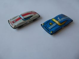2 aeltere Rennwagen, weiss No 1 , blau No 3, Blech, 8cm