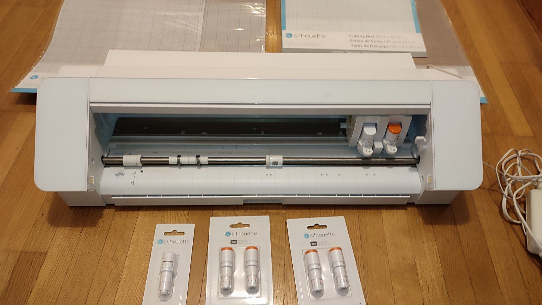 Cameo Tutte le macchine: Schneideplotter Silhouette Cameo 4 Plus mit viel Zubehör – Usato da Zollikon venduto da Tumult
