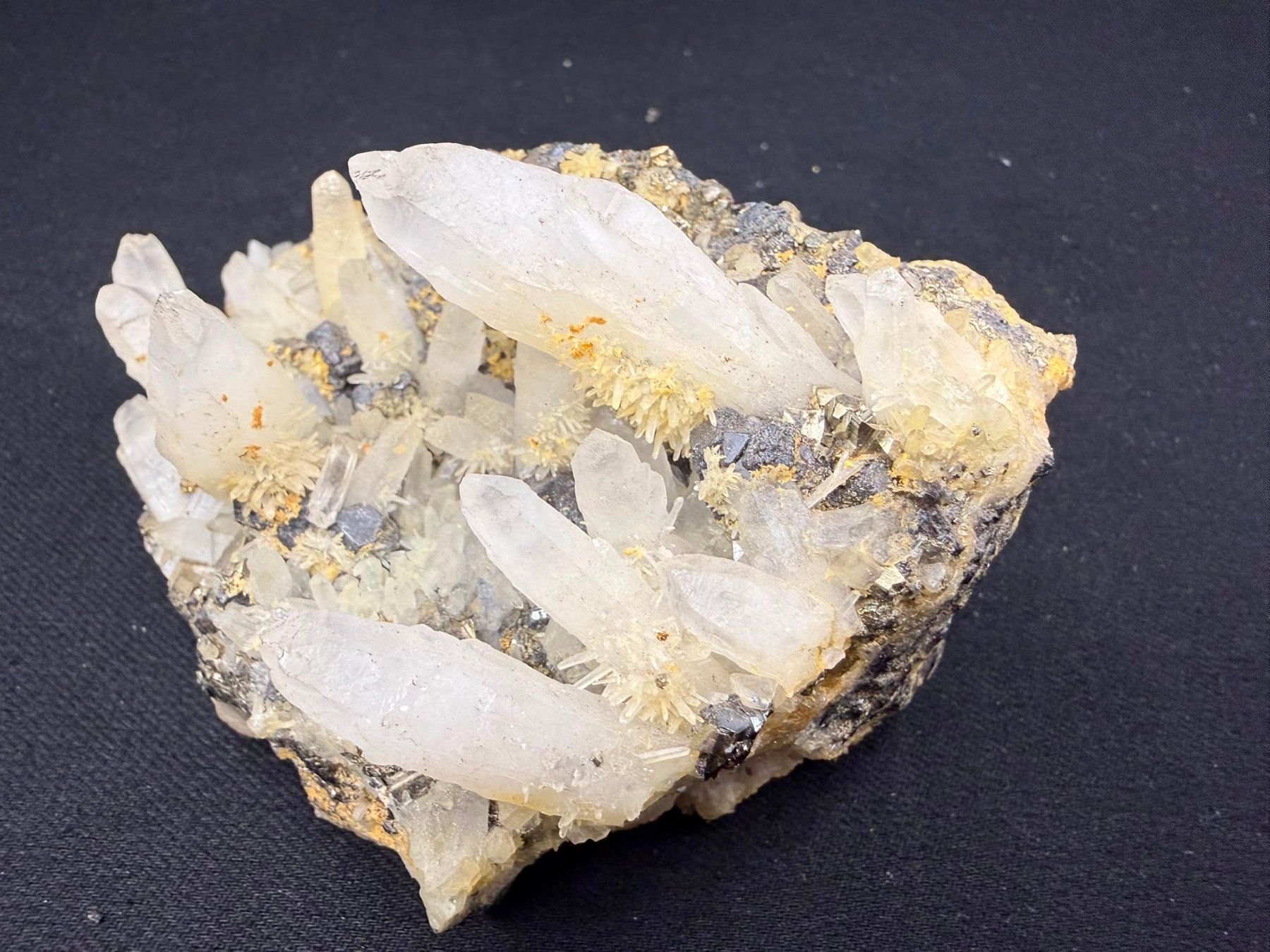 Minerali & Pietre curative: Quarz mit Pyrit und Galena – Usato da Schinznach Bad venduto da Demerald 1