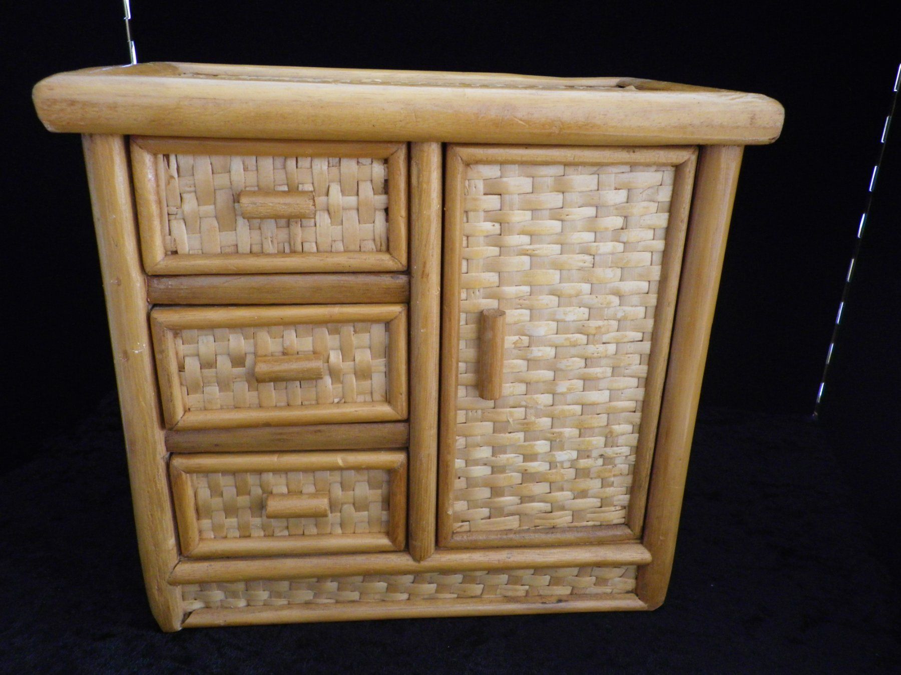 Kommoden: Kleine Kommode für Schmuck etc. – Gebraucht aus Reinach von Mietze