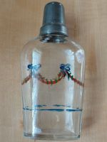 antike Flasche mit Zinnverschluss und gemalter Girlande