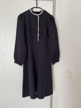 Schwarzes Kleid mit weissen details