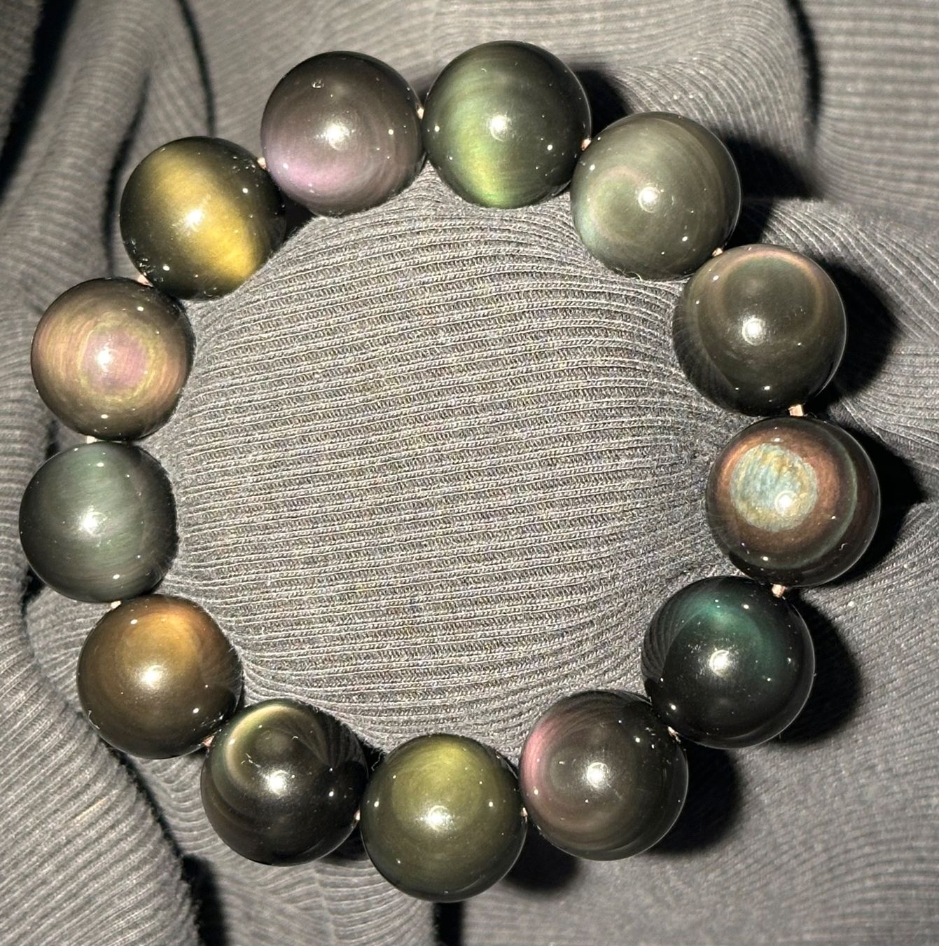 Minerali & Pietre curative: 17.5mm Perlen Regenbogen Obsidian Armband mit super Flash – Nuovo e nell'imballaggio originale da Männedorf venduto da EarthCraft 3