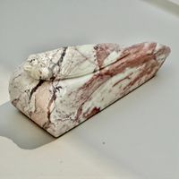 Superbe sculpture cigale en marbre rose signée monogramme AB