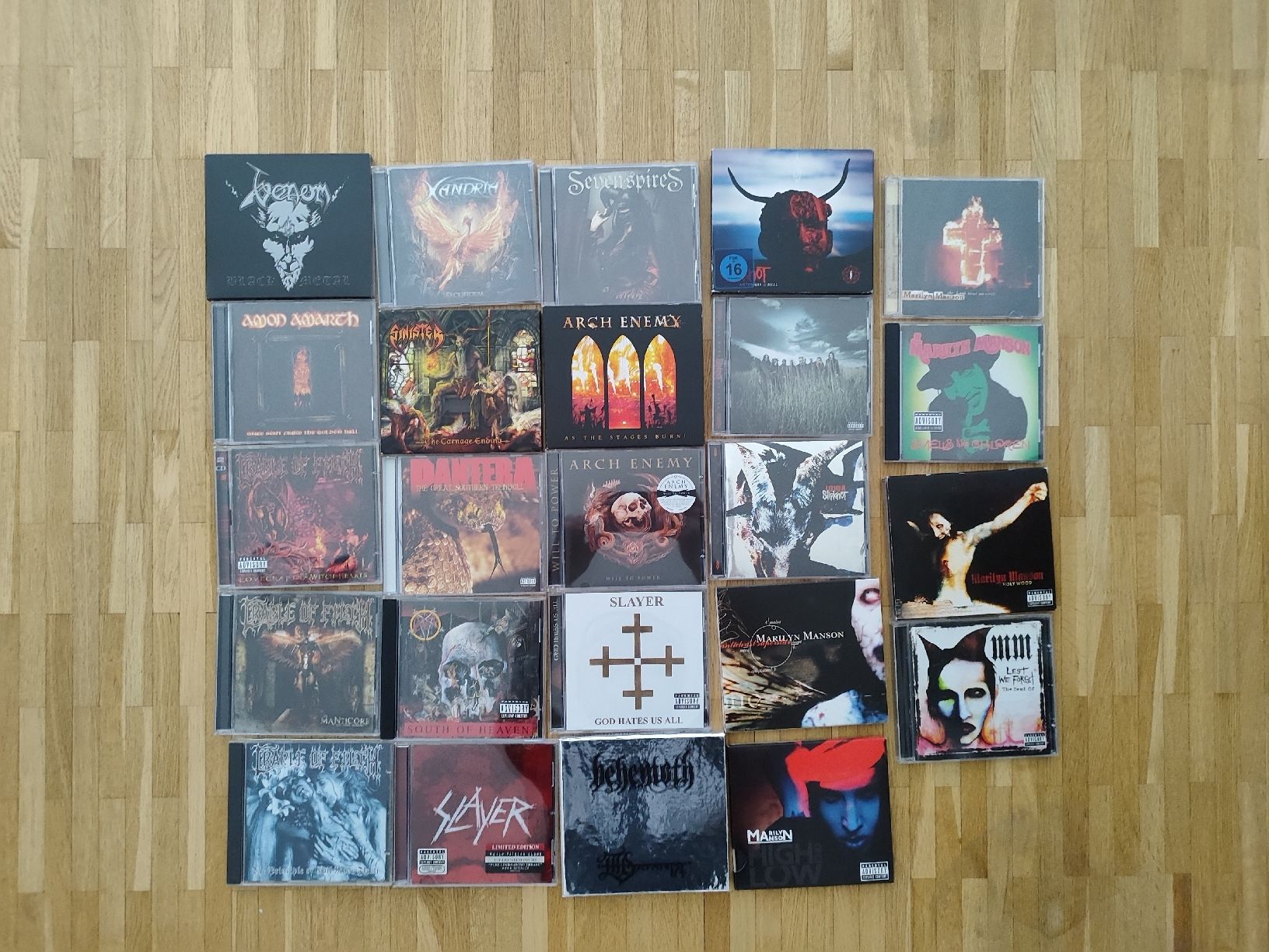 CD: 24 CDs de Métal  – Nuovo (secondo la descrizione) da Ursy venduto da Sebastien-85
