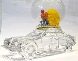 Mercedes 190 aus Glas mit Basler Waggisfigur