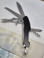 Schwarzes Mehrzweckmesser mit Flaschenöffner und Korkenziehe