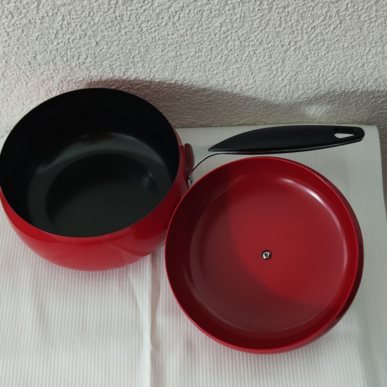 Pentole: Topf im Tomaten Design rot mit Deckel neuwertig – Nuovo (secondo la descrizione) da Biel/Bienne venduto da Jaguar.32 1