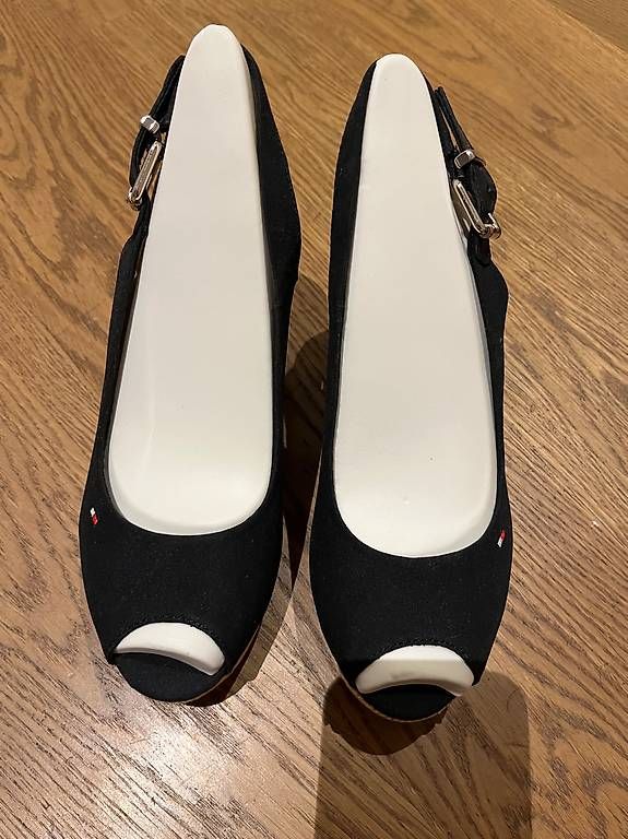 Tommy Hilfiger Damenschuhe: TOMMY HILFIGER BLACK PLATFORM OPEN TOE 38 – Neu und originalverpackt aus Wallisellen von chi_mw7l 1