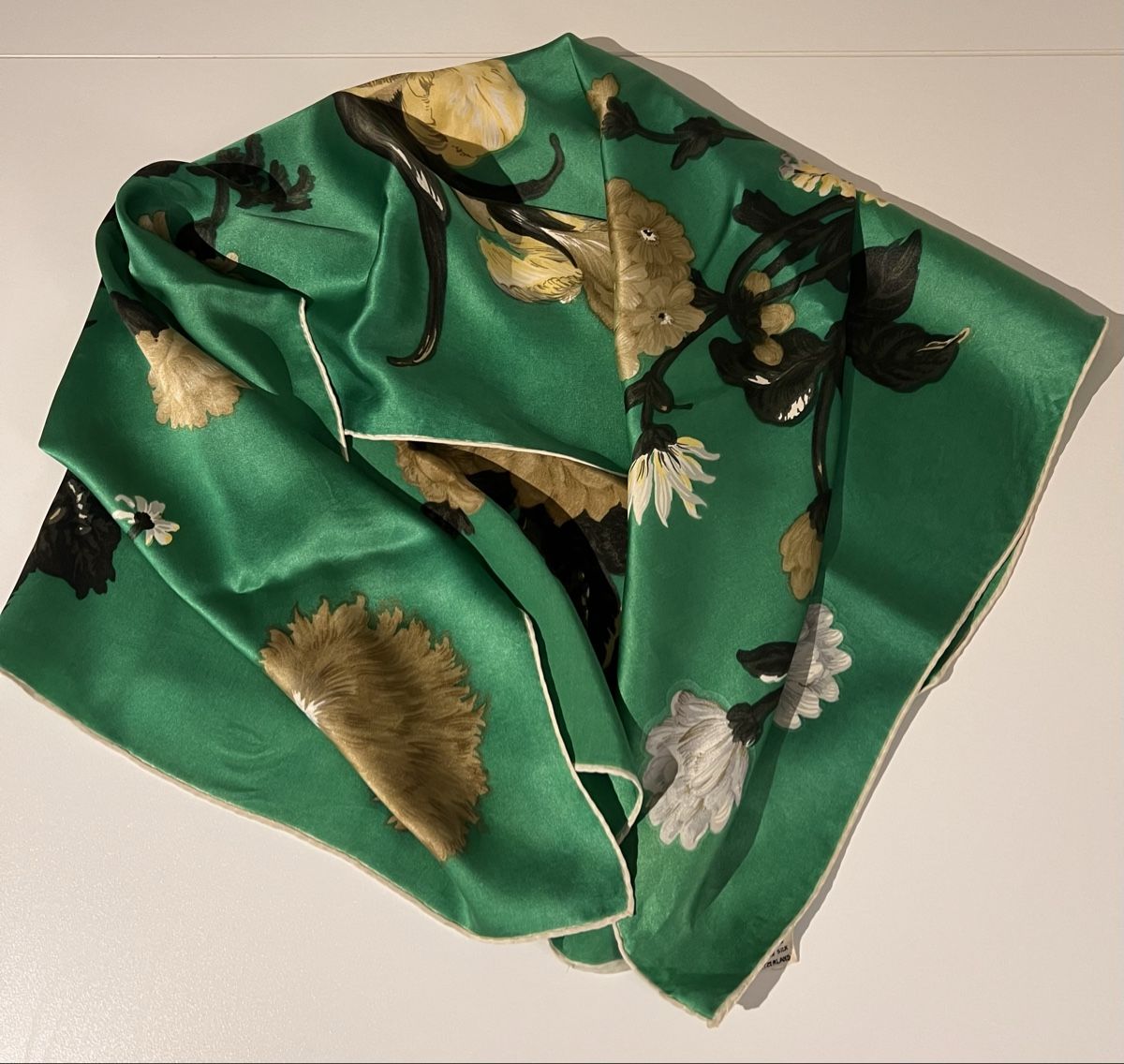 Foulard & Sciarpe: Foulard en soie  – Usato da St-Pierre-Clages venduto da ste_xk6p 3