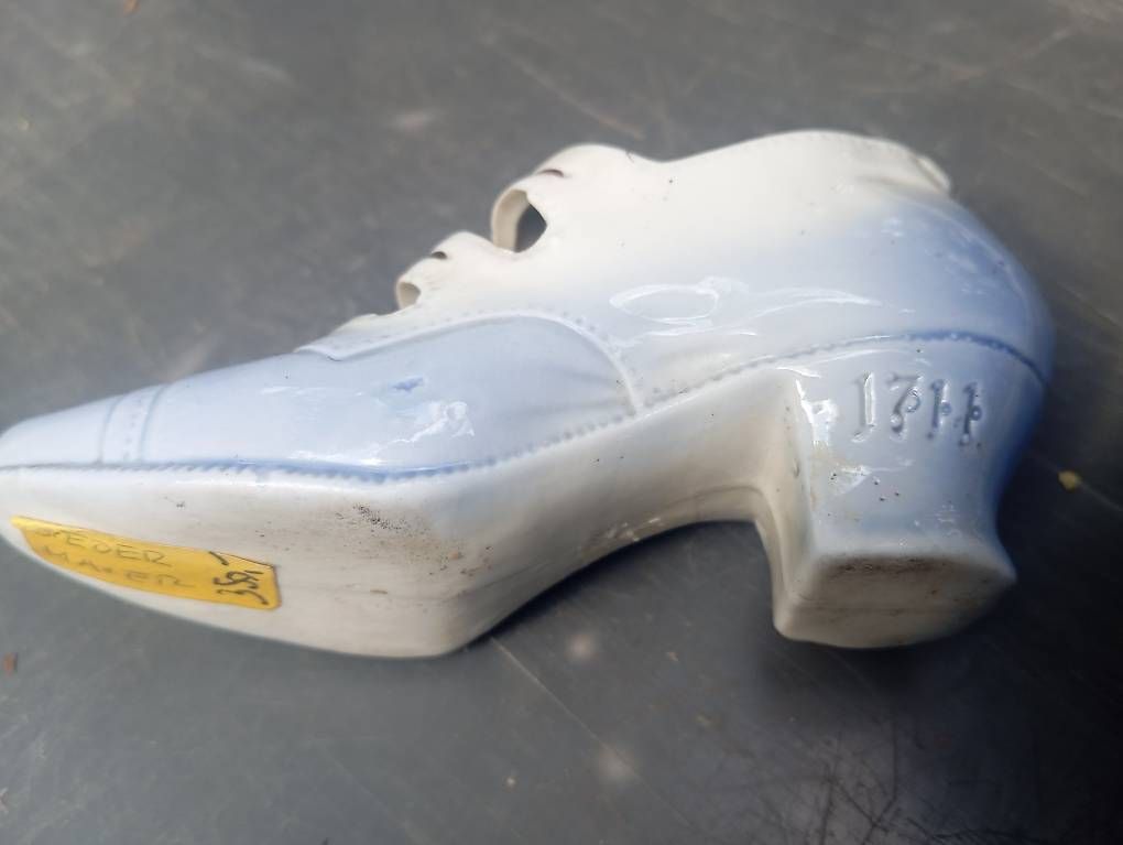 Statuette: Porzellan Schuh – Usato da Basel venduto da Petergunn 3