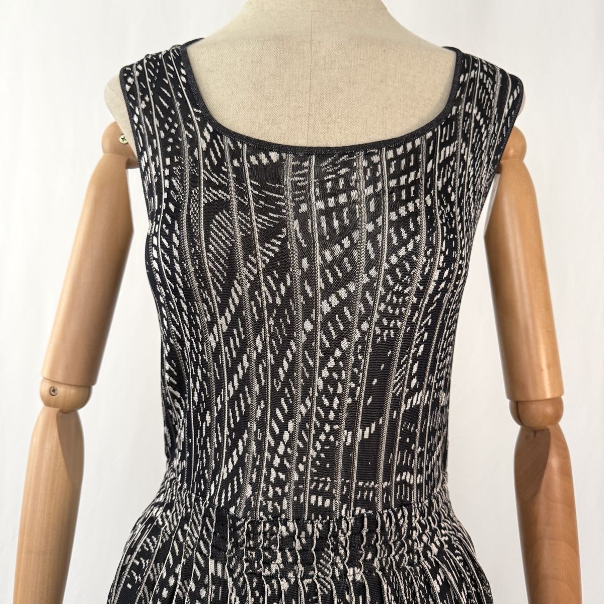 Escada Vestiti: ESCADA Viscose Dress – Nuovo (secondo la descrizione) da Emmen venduto da Colette-Juliette 2