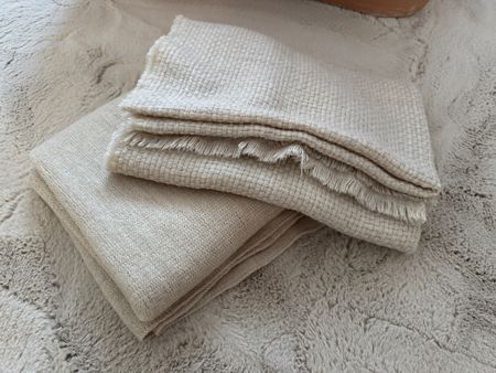 2 grosse Schale in beige - 1x Fransen gewebt + 1x ohne.