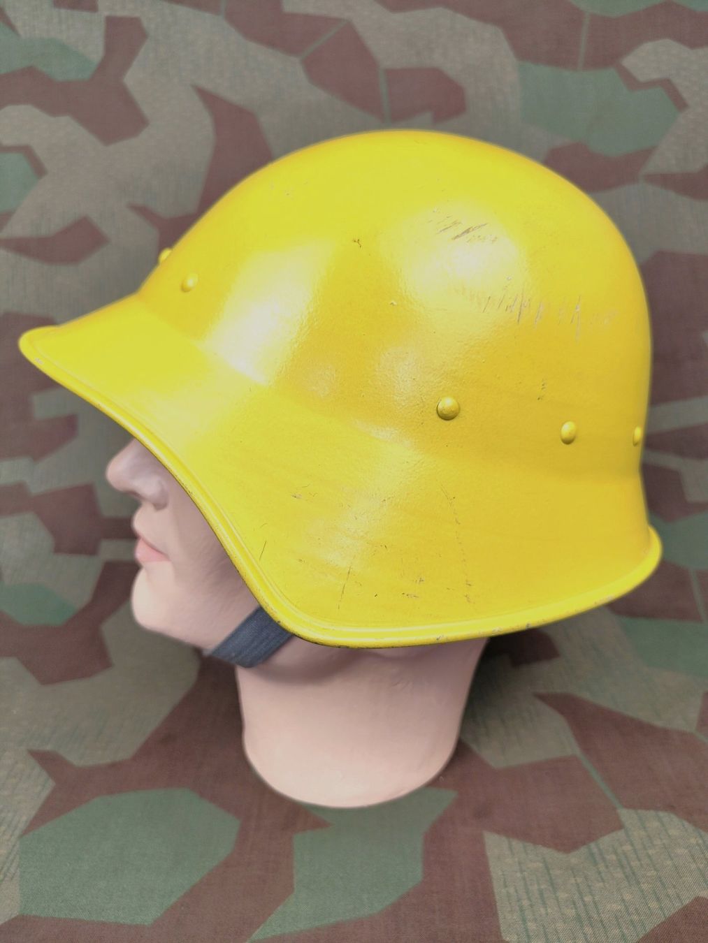 Schweizer Armee Uniformi: Helm Ord. 1946, Zivilschutz, Variante 2 – Usato da Bauma venduto da SwissMilitaria 2