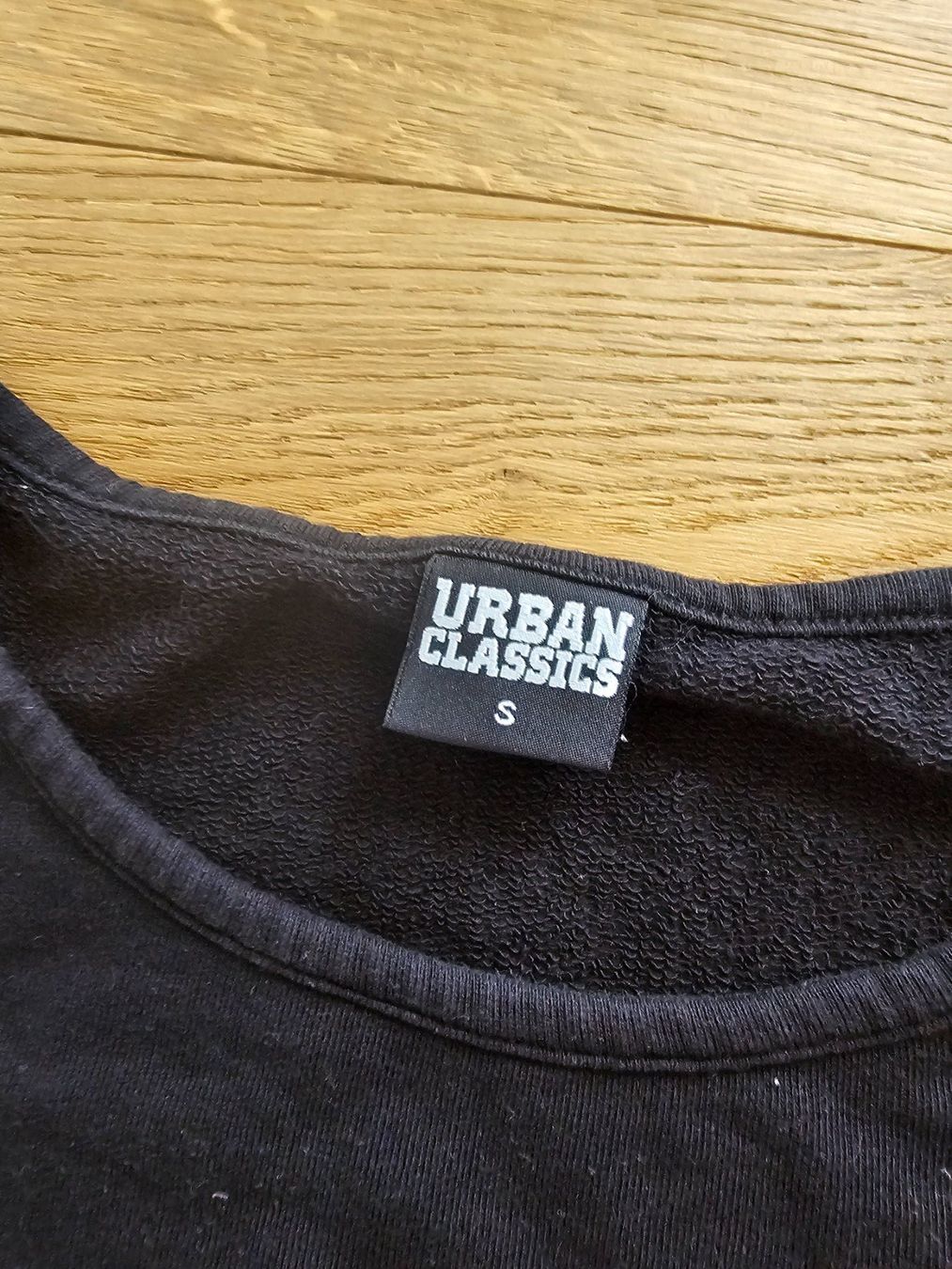 T-shirt: Schwarzes Urban Classics Cropped Sweatshirt Gr. S – Usato da Rütihof venduto da neolita 1