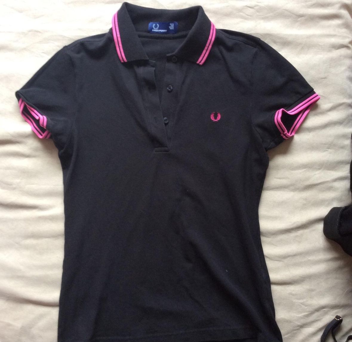 Fred Perry Magliette Polo: Fred Perry Polo Black & Bright Pink NP: 110.- – Nuovo (secondo la descrizione) da Horgen venduto da lme_8kj7 2