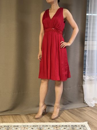 Luxuriöses rotes Designerkleid aus Seide mit roten Perlen