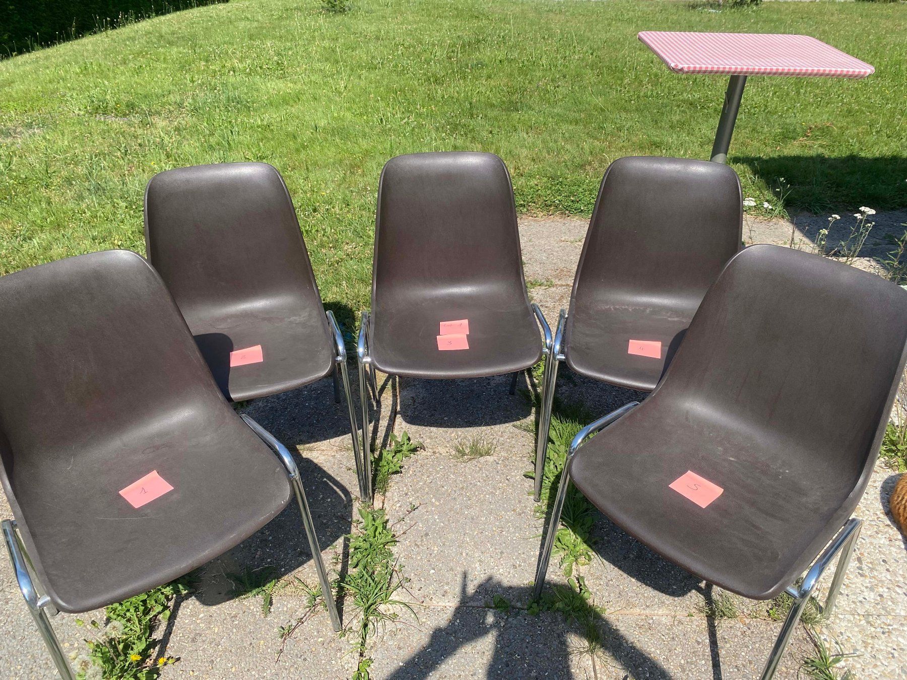 Sedie: Lot de 5 chaises brunes (1) – Usato da Savigny venduto da Yves1960