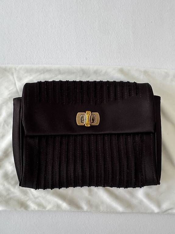 Sacs femmes: Pochette en Satin Nina Ricci – D'occasion à Genève par hya_ccc8