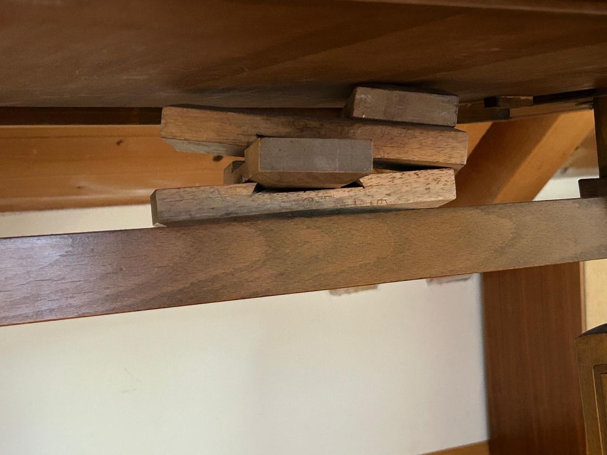 Tische: Massiver Holztisch braun – Gebraucht aus Rapperswil SG von dwi_n7cl 1